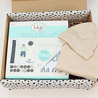 Cadeauset Baby's First Year Swaddle & Cards