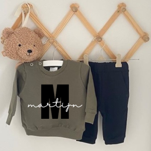 Stoer Joggingpak in Groen / zwart met naam baby
